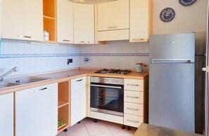 Een koelkast, een oven