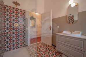 Baignoire, sèche-cheveux