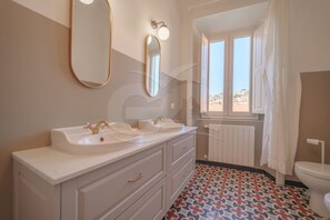 Baignoire, sèche-cheveux