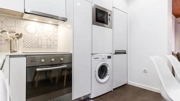 Een koelkast, een microgolfoven, een oven, een vaatwasser