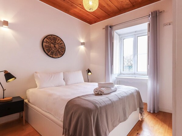 2 bedrooms, iron/ironing board, internet, bed sheets