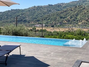Pool - Elegant modern villa for 6 people with a breathtaking infinity pool  (Savoca)