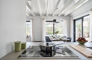 Dining - Elegant modern villa for 6 people with a breathtaking infinity pool  (Savoca)