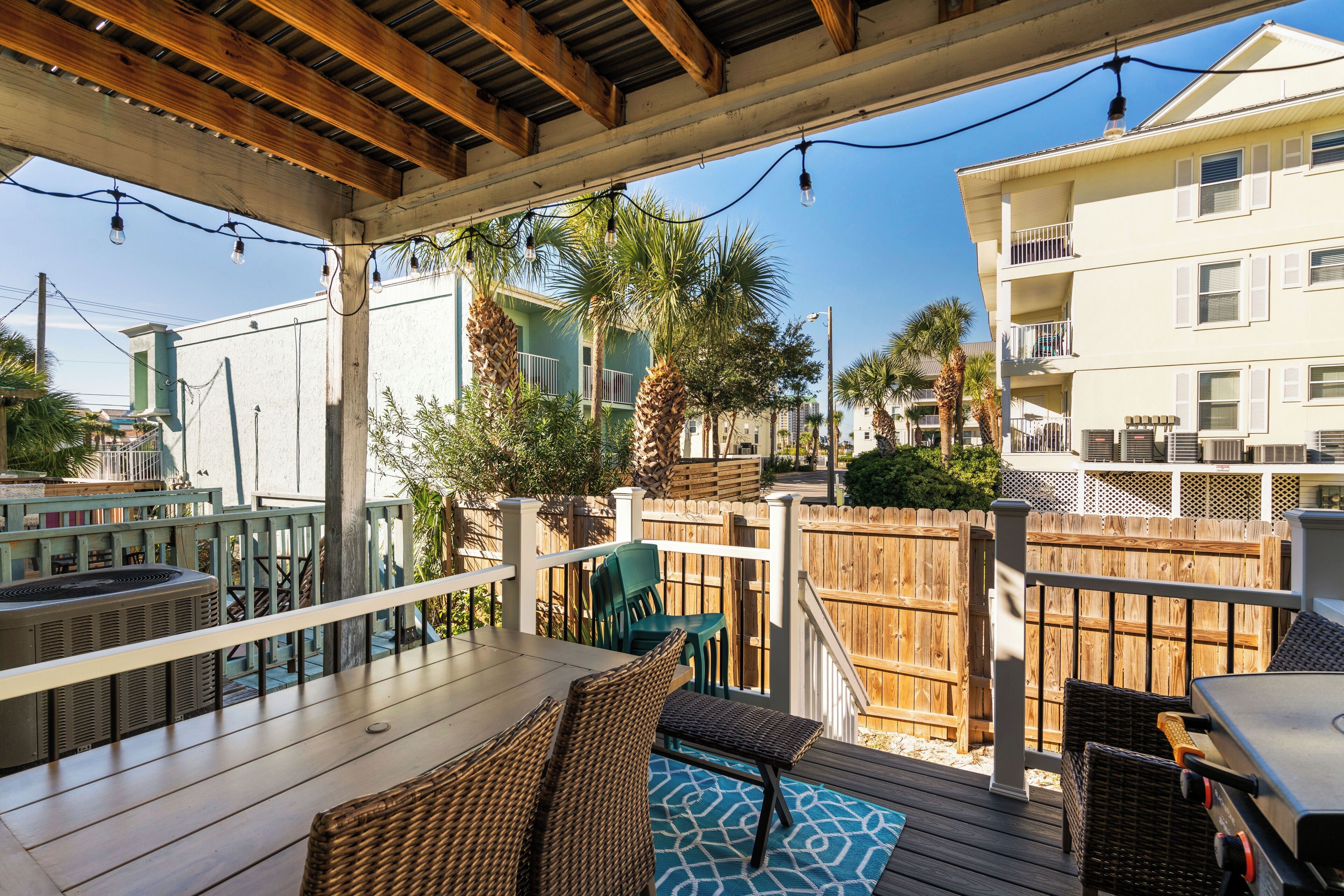 屋外ダイニングエリア