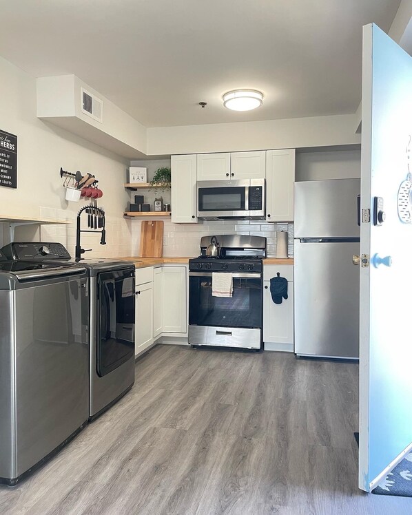 Fridge, microwave, oven, stovetop - Bright & Modern Apt in City Center (Memphis)