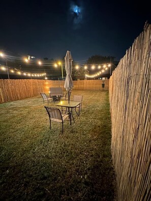 Outdoor dining - Bright & Modern Apt in City Center (Memphis)