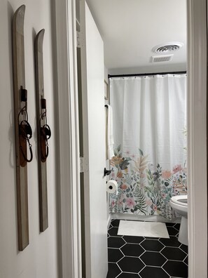 Hair dryer, towels, soap, shampoo - Bright & Modern Apt in City Center (Memphis)