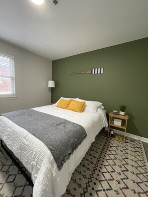 2 bedrooms, desk, free WiFi, bed sheets - Bright & Modern Apt in City Center (Memphis)