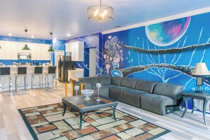 TV - Awesome Movie Themed 6 Bedroom Villa, Private Pool/Spa in Gated Resort (Kissimmee)