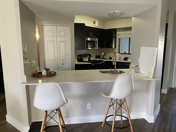 Refrigerador, microondas, horno y parrilla de estufa 