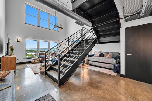 Bridges of the Brazos- Downtown Loft
