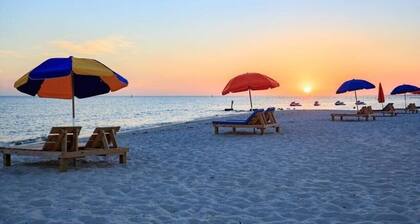 Bayside Bungalow | Steps to Beach & Old Town | Pet Friendly + Beach Views!