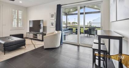 Bayside Bungalow | Steps to Beach & Old Town | Pet Friendly + Beach Views!