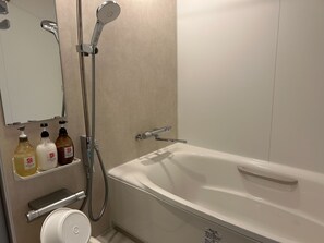 Sèche-cheveux, chaussons, savon, shampoing