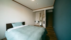 A bedroom with a bed, a desk, and a chair. - TESHIKAGA HOSTEL MISATO (Teshikaga)