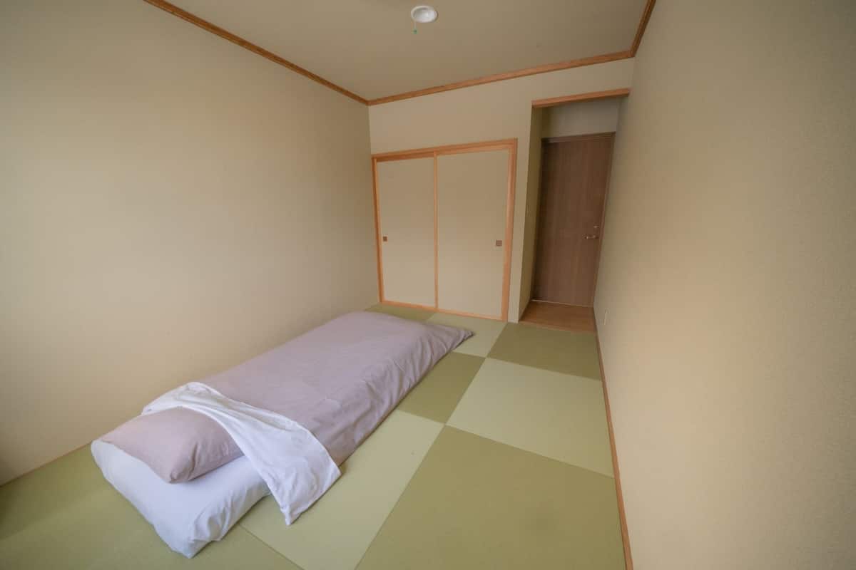 Espacio para trabajar con laptop, wifi gratis y ropa de cama