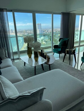 Living area - Beautiful apartment with luxurious amenities and a view of the ocean (Mazatlán)