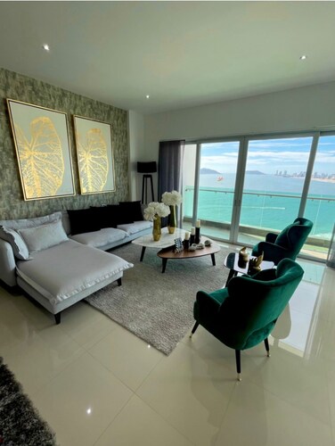 Beautiful apartment with luxury finishes with ocean views