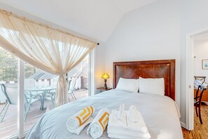 6 bedrooms, desk, iron/ironing board, WiFi