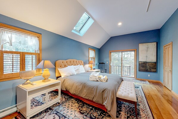 6 bedrooms, desk, iron/ironing board, WiFi