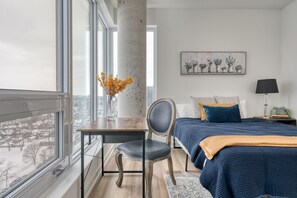 2 sovrum, värdeförvaringsskåp på rummet och skrivbord