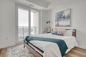 2 bedrooms, in-room safe, desk, iron/ironing board - Hydropool Spa HotTub/Bowling Alley/Sauna/Patio/BBQ/Games - Gorgeous Corner Condo (Kitchener)