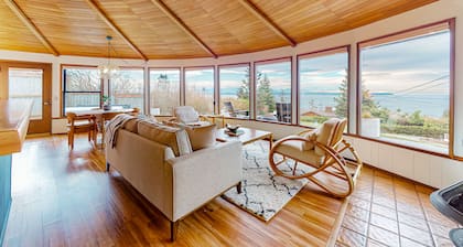 Dog-friendly home & bunkhouse with private hot tub, amazing ocean view