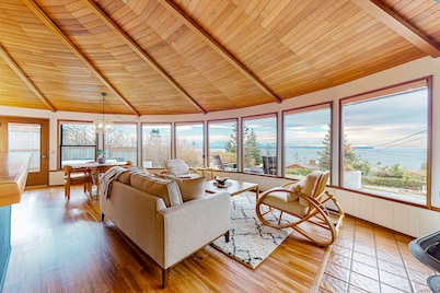 Dog-friendly home & bunkhouse with private hot tub, amazing ocean view