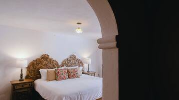 Junior kamer | Luxe beddengoed, een kluis op de kamer, individueel gedecoreerd