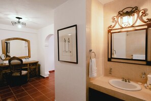 Chambre Junior | Salle de bain | Douche, douche cascade, articles de toilette (gratuits)
