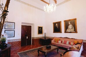 Habitación doble de luna de miel | Área de sala de estar