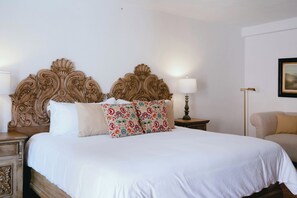 Habitación junior | Ropa de cama de alta calidad y caja de seguridad en la habitación 