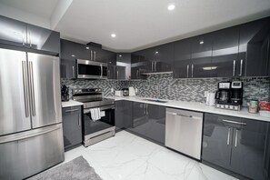 Réfrigérateur, four à micro-ondes, un four, surface de cuisson