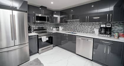 Luxurious 1 bedroom + Den Near Edmonton International Airport