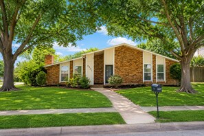Exterior - Remodeled ranch home In the heart of west PLANO (Plano)