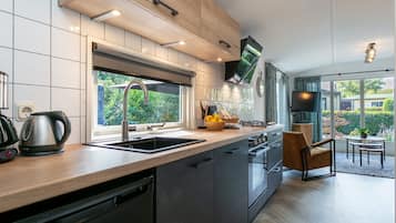 Fridge, oven, stovetop, dishwasher