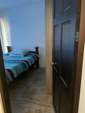 2 bedrooms, desk, iron/ironing board, free WiFi - Beautiful family home, quiet and very safe place (Grecia)