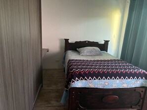 2 bedrooms, desk, iron/ironing board, free WiFi - Beautiful family home, quiet and very safe place (Grecia)