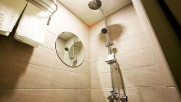 Habitación Business | Baño | Artículos de higiene personal gratuitos, secador de pelo y zapatillas