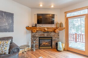 TV, fireplace - Updated condo with peek-a-boo lake views, deck, W/D, fireplace, & lake access (Somers)