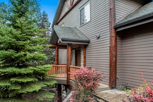 Updated condo with peek-a-boo lake views, deck, W/D, fireplace, & lake access