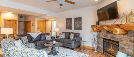 Televisión y chimenea