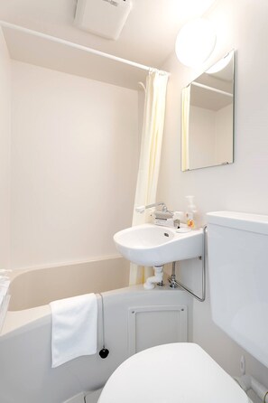 Een douche, een haardroger, een bidet, handdoeken
