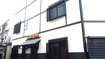 A house with 2 stories
2階建ての一軒家です