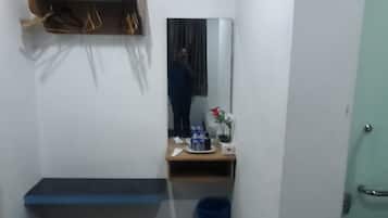 1 bedroom, bed sheets