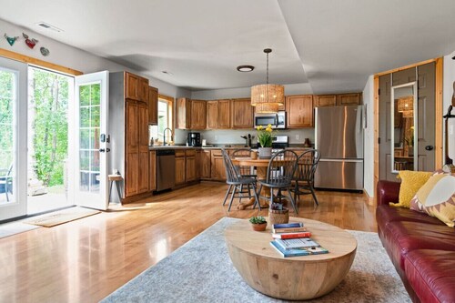 Hatcher Pass Sweet Spot~Fresh Eggs & Local Coffee!