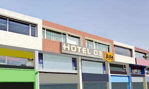 Hotel llamado "HOTEL 03", con un letrero que indica que está en el segundo piso, sector 20-C, Chanagarh, Tel.: 0172 4180303.