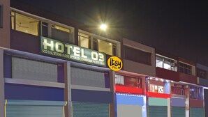Un hôtel appelé « HOTEL 03 », avec une enseigne indiquant son emplacement au deuxième étage, secteur 20-C, à Chandigarh.