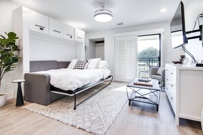 Een bureau, een strijkplank/strijkijzer, gratis wifi, beddengoed