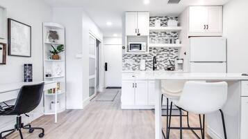 冰箱、微波炉、茶具/咖啡用具、烤面包机